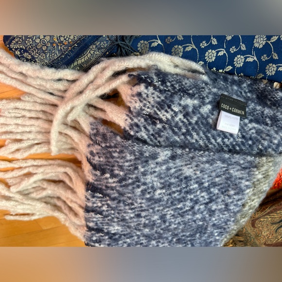 9️⃣🧣Lot of 9 Random Scarves-Varying Colors/Sizes/Brands/Materials/Conditions - Picture 9 of 17